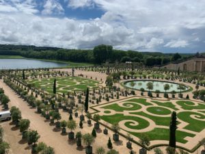 This shows the beautiful greenery at the Palace of Versailles 